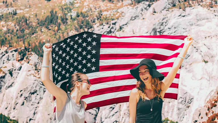 We’ve got one word for you: ICONIC. From the sun-soaked beaches of California to the buzzing, metropolis of New York City. The cheese-covered deliciousness of Canada’s poutine and the spicy, goodness of alllll Mexico’s tacos, enchiladas and pozole. Our trips around USA & Canada are everything you want in an ultimate ‘merica road trip. And then some. Good luck picking one, they’re all incredible.