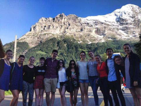 Topdeckers in front of mountains