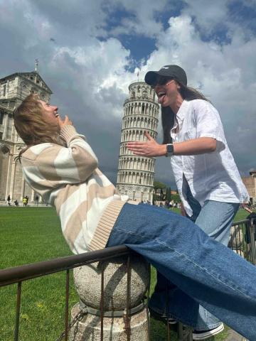 Two women in front of the leaning tower of Pisa 