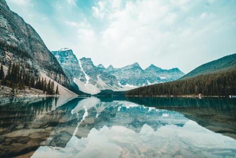  Moraine Lake and mountains