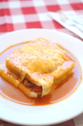 A plate of Francesinha
