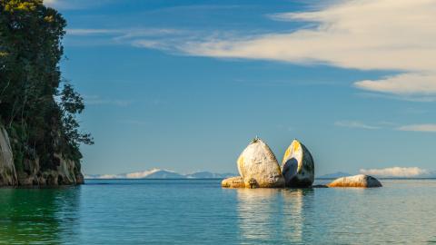  Split Apple Rock (Tokangawhā) in Abel Tasman National Park.