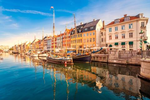 houses next to the the Øresund, which has boats on it