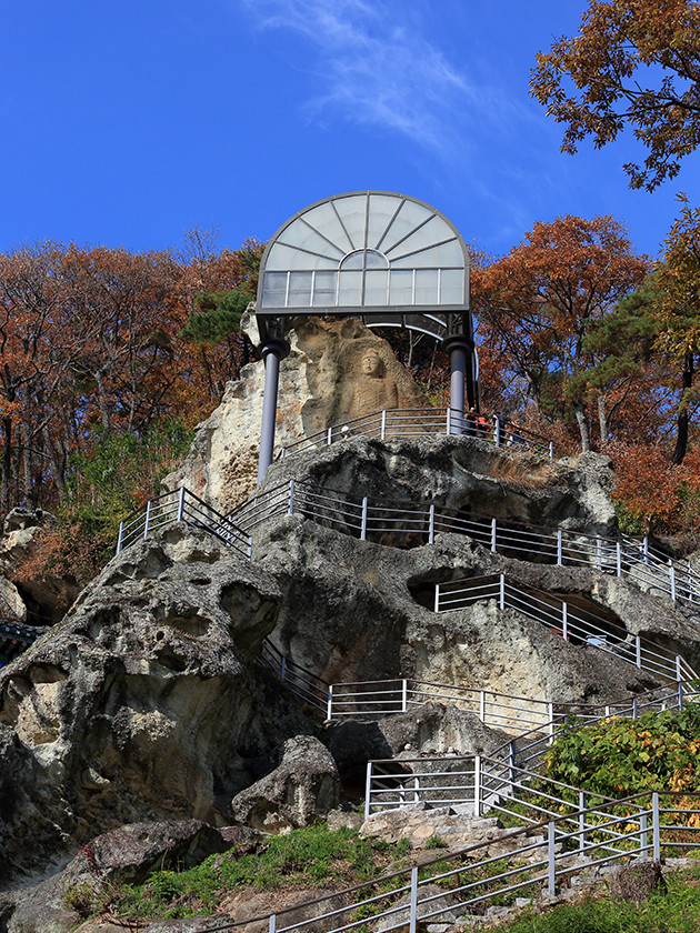 A view of Golgulsa Temple in Hamwolsan Mountain.