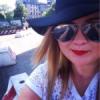 Selfie of a blonde woman wearing sunglasses and a hat